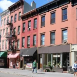 Barrio moderno con diferentes tiendas