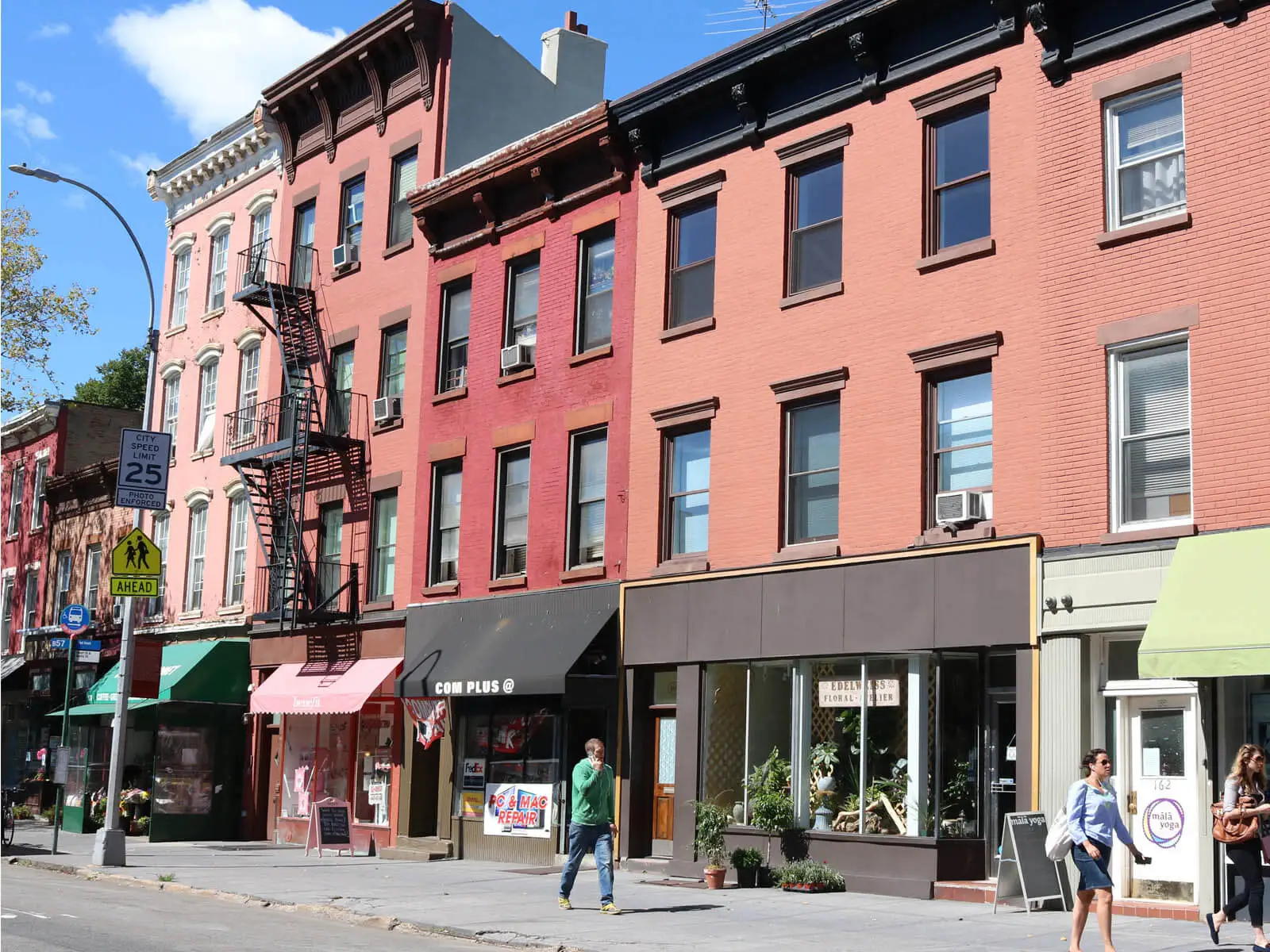 Barrio moderno con diferentes tiendas