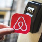 Tarjeta de Airbnb delante de una caja de seguridad