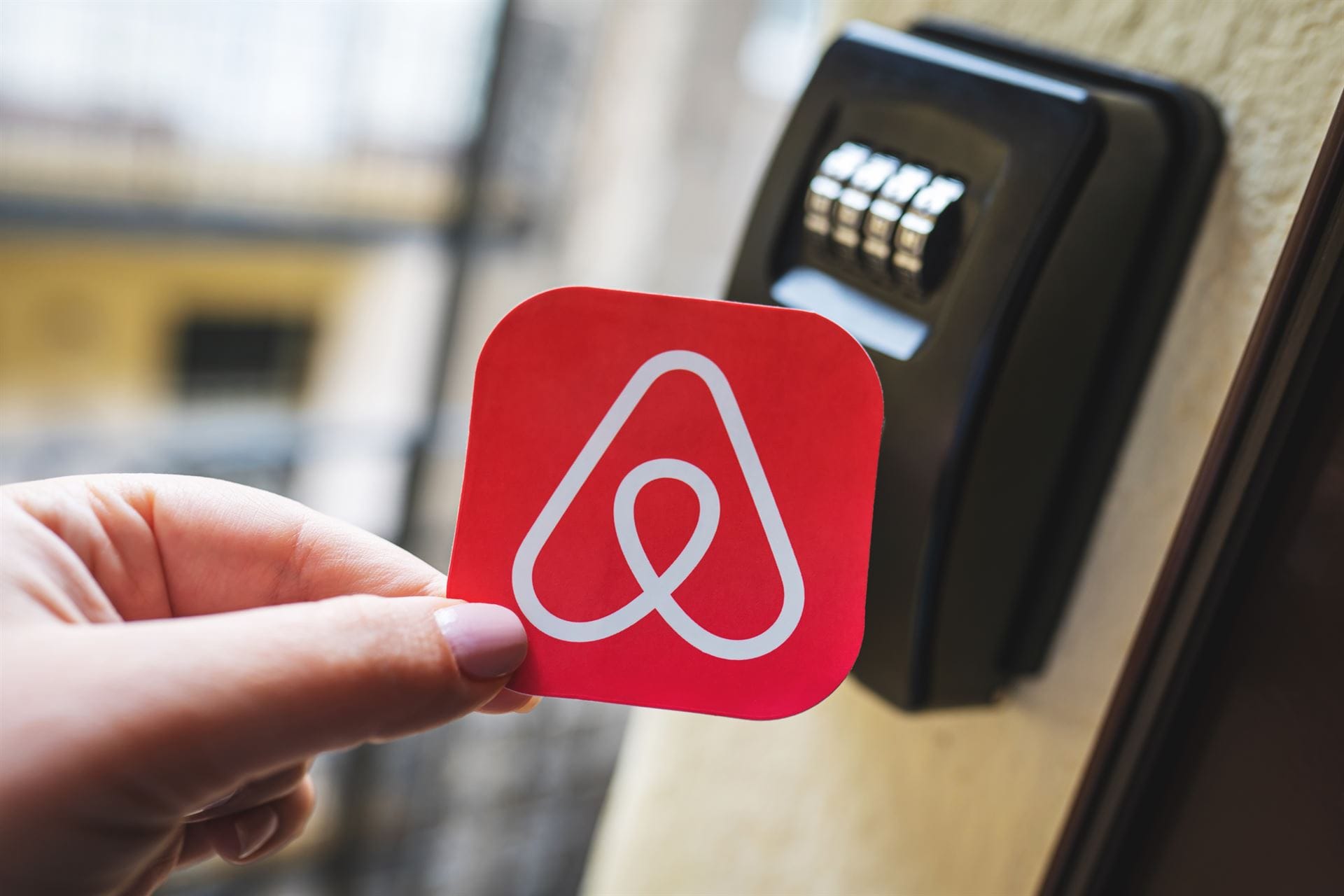 Tarjeta de Airbnb delante de una caja de seguridad