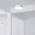 Interior de una casa moderna con luz blanca