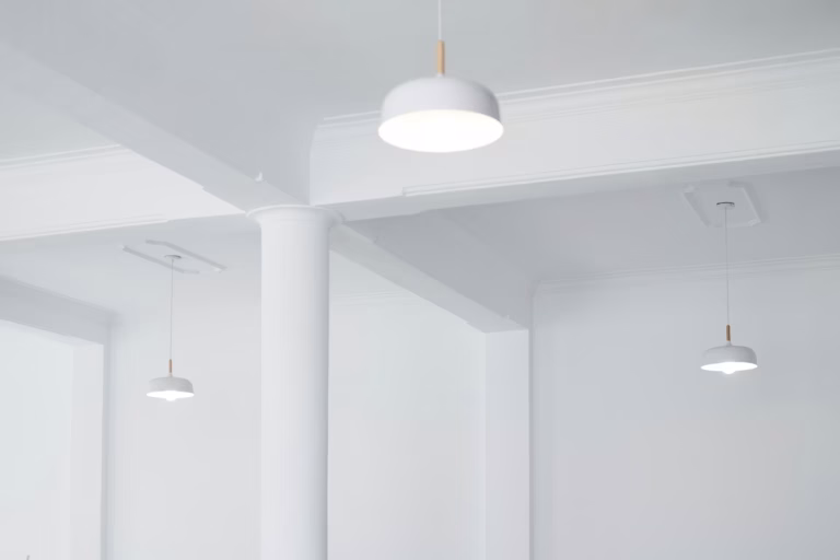 Interior de una casa moderna con luz blanca