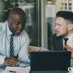 Compañeros inmobiliarios teniendo una charla