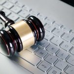 Mazo de juez sobre portátil moderno