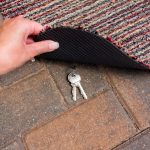 llaves de una casa debajo de un felpudo