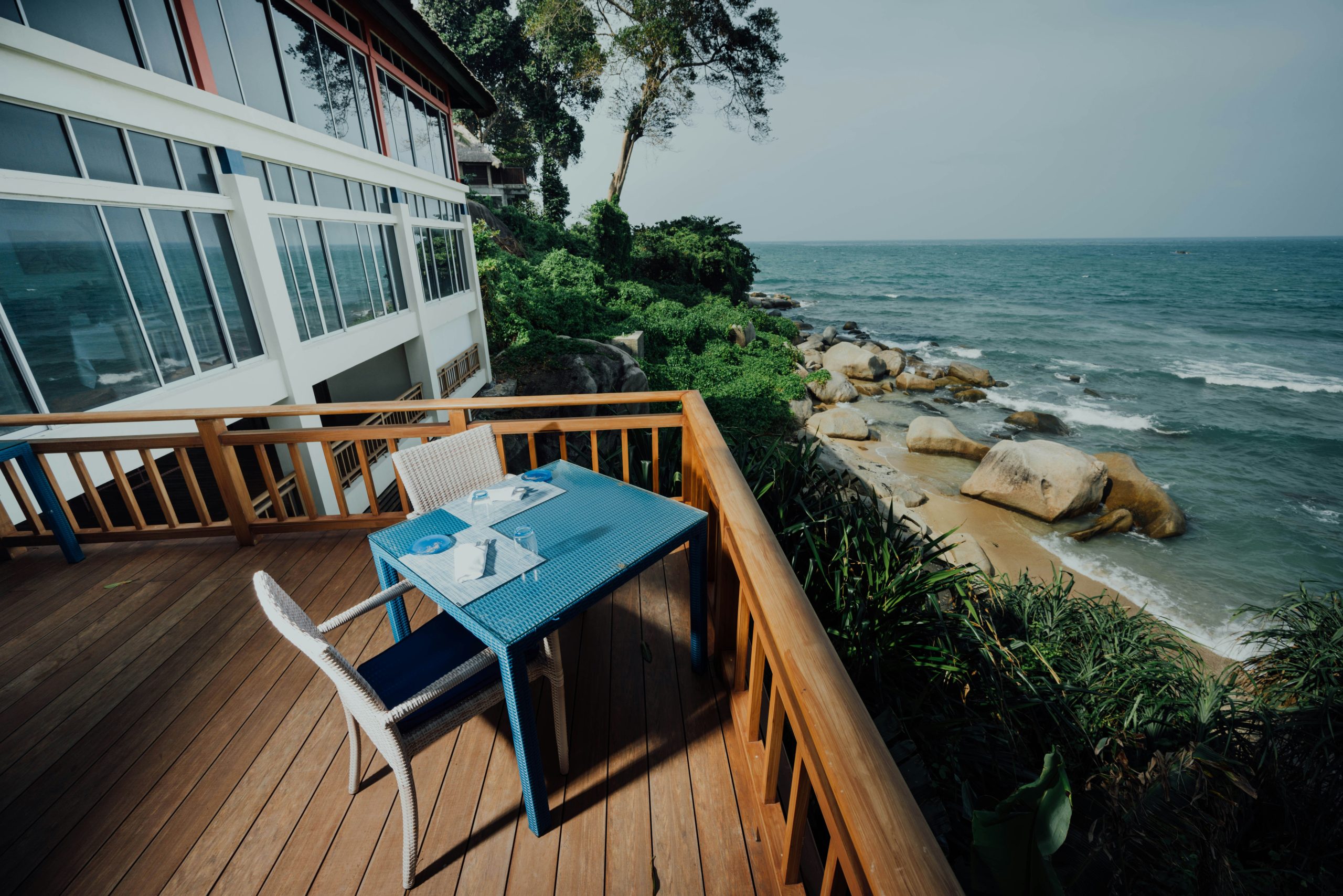 Balcón frente al mar con una pequeña mesita