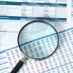 Lupa encima de documentos bancarios