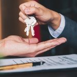 Una mano dando unas llaves de una casa a otra mano