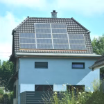 Casa con varios paneles solares en el tejado