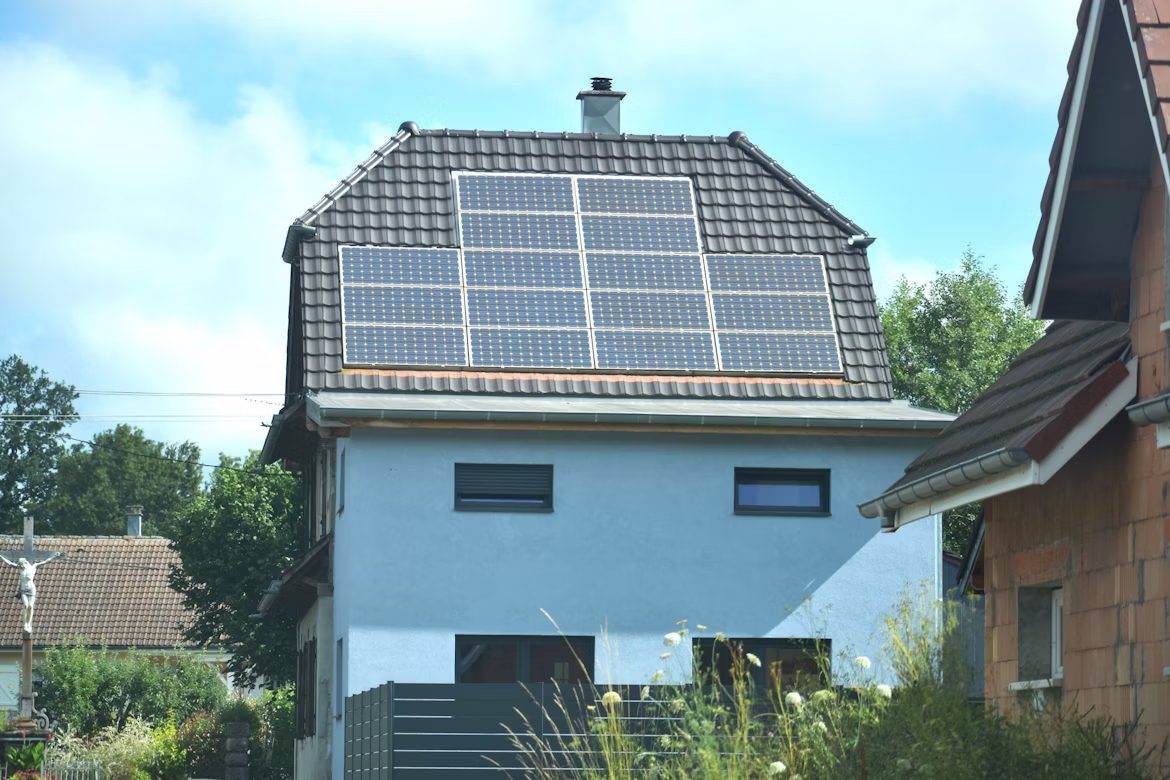 Casa con varios paneles solares en el tejado