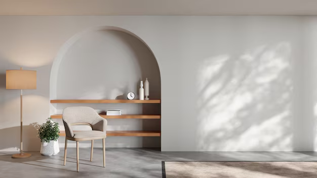 Salón minimalista con arco de escayola, estanterías de madera empotradas y sillón en vivienda reformada
