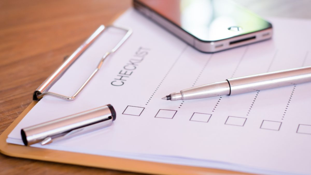 Portapapeles con una checklist para preparar los trámites de compraventa