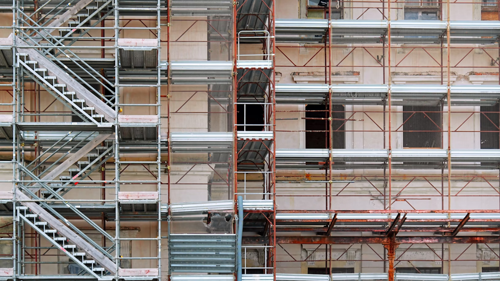 Andamiaje metálico cubriendo la fachada de un edificio en proceso de rehabilitación urbana