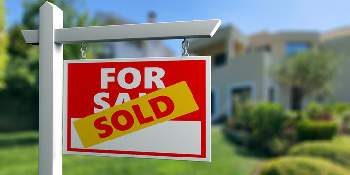 Cartel de venta inmobiliaria con etiqueta Sold sobre casa unifamiliar con jardín al fondo