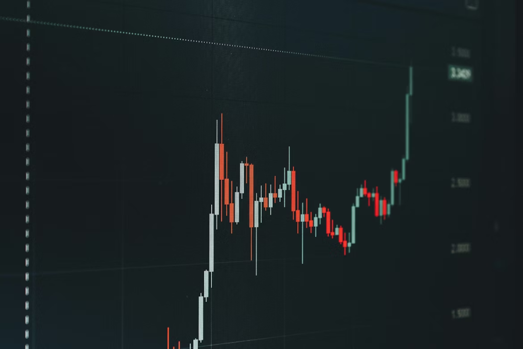 Gráfico de velas japonesas sobre fondo oscuro con tendencia alcista en mercado financiero