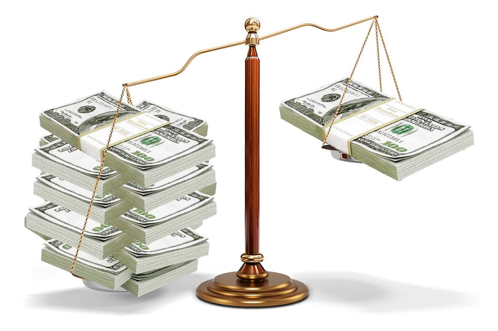 Balanza dorada desequilibrada con fajos de billetes como concepto de comparación de precios inmobiliarios