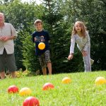 Familia feliz jugando en el jardín