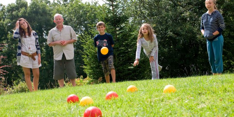 Familia feliz jugando en el jardín