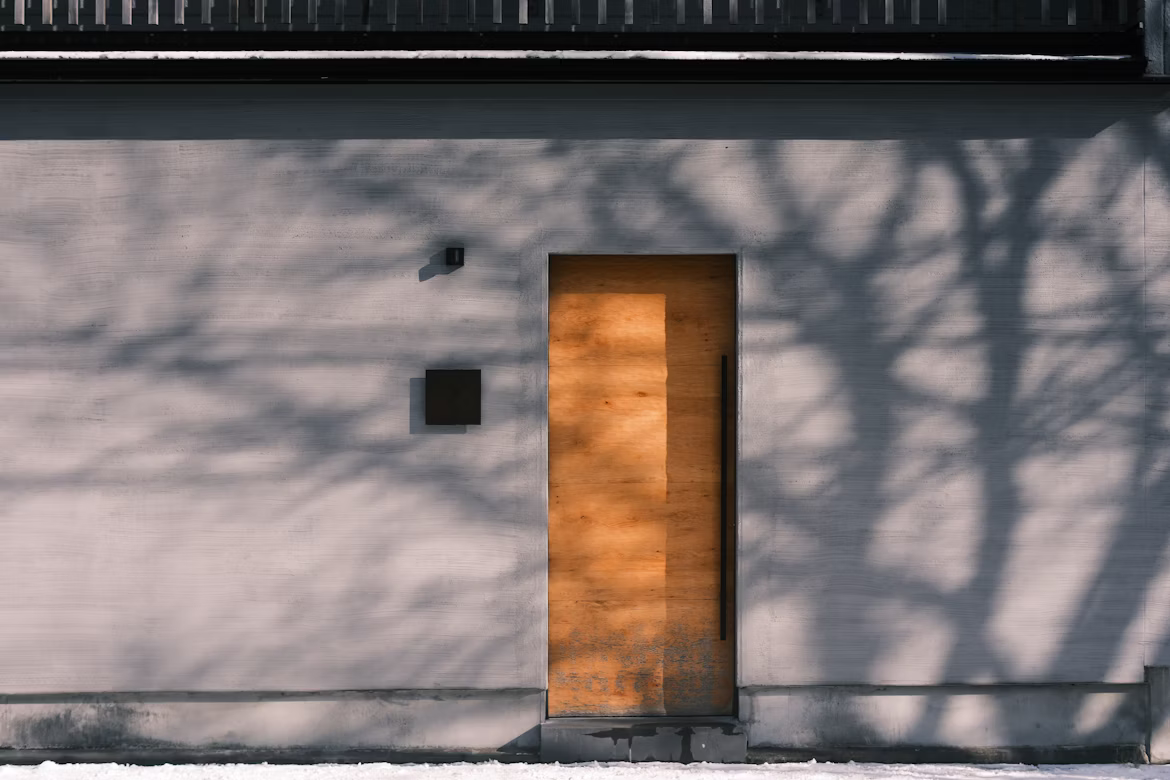 Frente de una casa moderna con puerta de madera