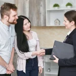 Pareja negociando con agente inmobiliario
