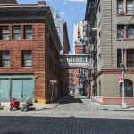 2 bloques de pisos unidos por un puente entre ellos