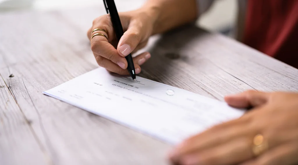 persona firmando documento bancario