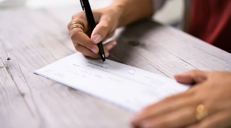 persona firmando documento bancario