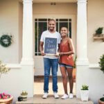 pareja joven comprando su primera vivienda