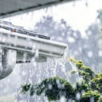 tejado de una casa siendo afectada por lluvia