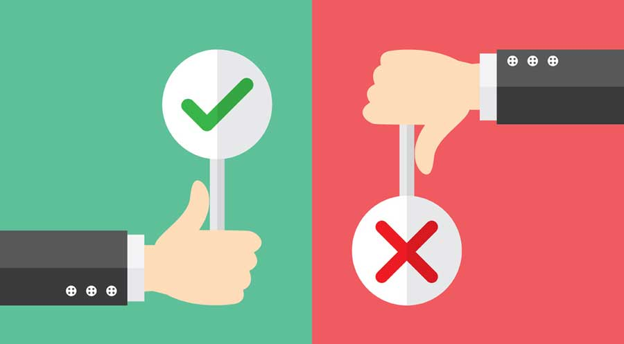 Ilustración de dos manos con iconos de aprobado y rechazado simbolizando los errores mas comunes que destrozan tu perfil creditíceo.